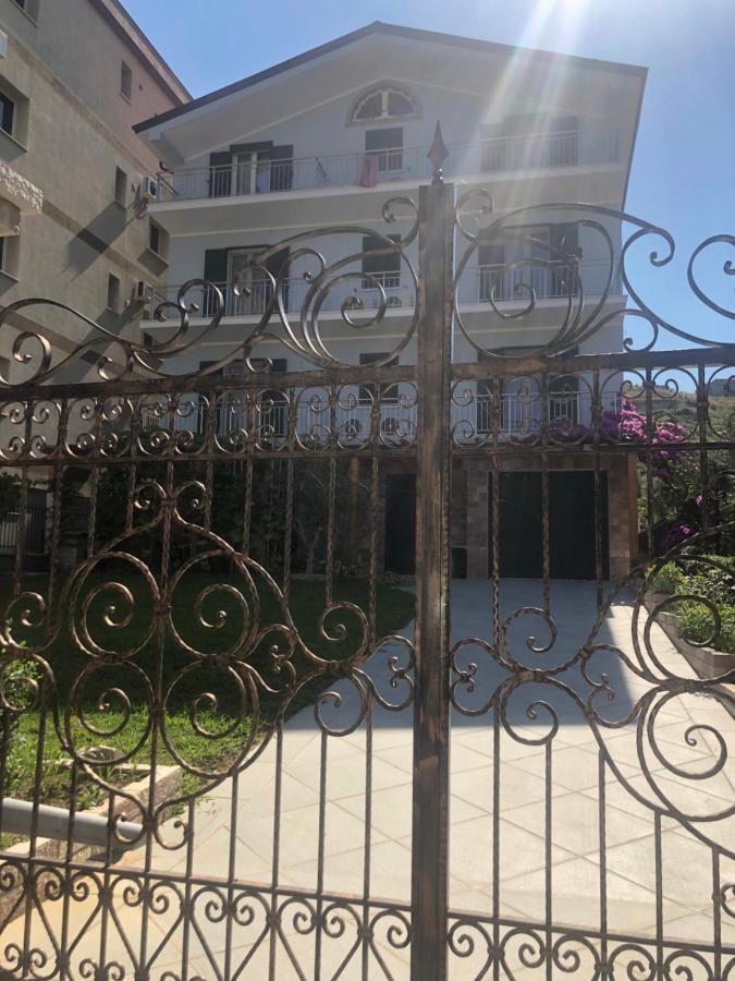 A Casa Di Alice Lägenhet Bashkia e Orikumit Exteriör bild